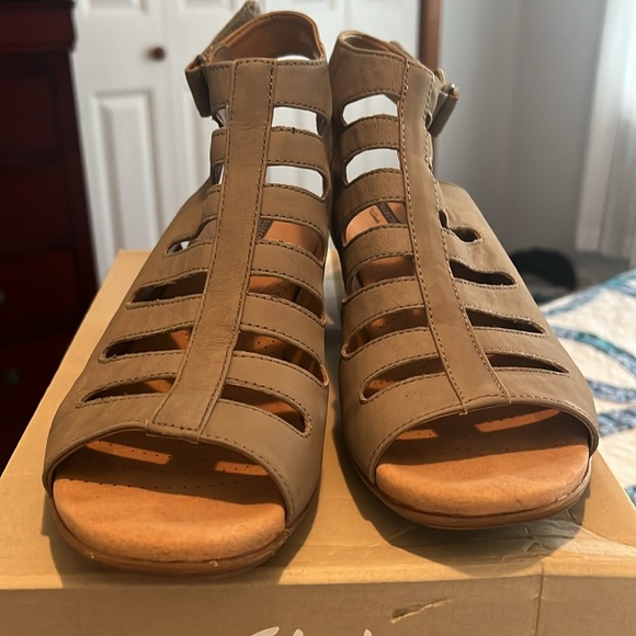 Clark’s Sandals sz 10 like new - color is “sage” - Picture 7 of 9